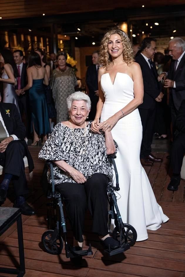 La novia con Gertrudis Collado Martínez