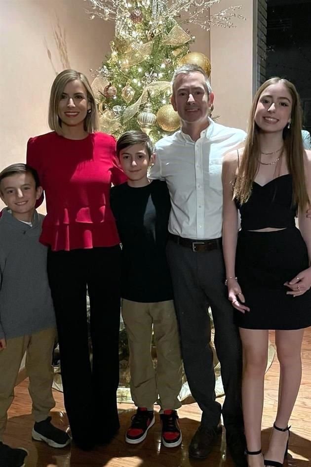 Mónica Rojas de Escámez y Jorge Escámez, con sus hijos, Diego, Jorge y Mónica Escámez Rojas