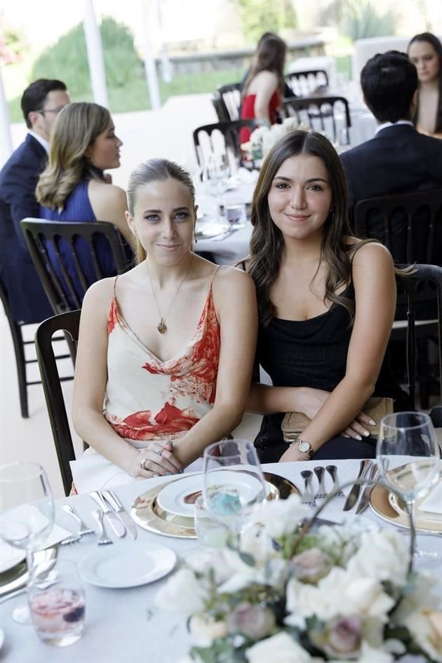 Paola Fernández y Valeria De Llano