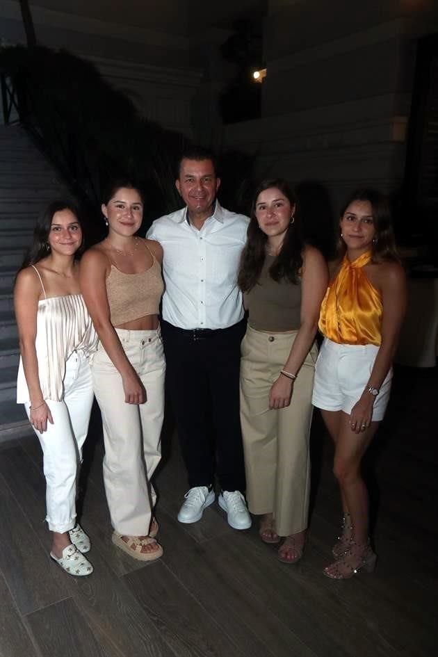Gonzalo Lozano con sus hijas Paulina, Bárbara, Balbina y Paola Lozano Pérez