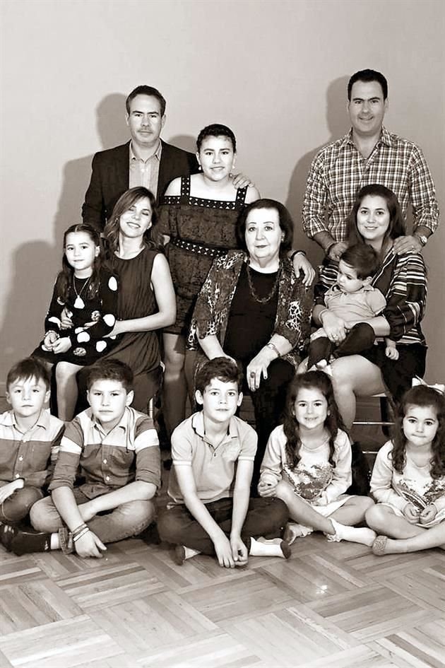 Elisa con sus hijos Roberto y Alejandro Elizondo Fernández, sus nueras Gaby Nájera de Elizondo, Elisa Furlong de Elizondo y sus nietos