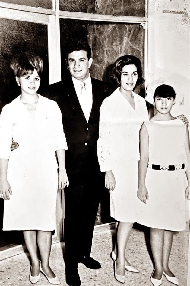 CON SUS HERMANOS: Sonya, Jesús, Elsie y Lilly Ann Garza Rapport