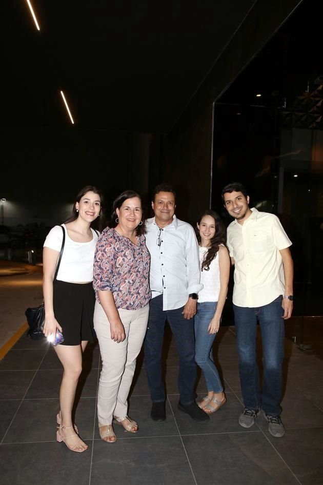 Isabel Espinosa, María Elena de la Garza, Héctor Espinosa, Paola Garza y Andrés Espinosa