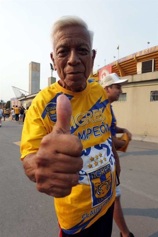 Los primeros aficionados de Tigres en llegar al Uni confían en que habrá remontada del equipo regio.