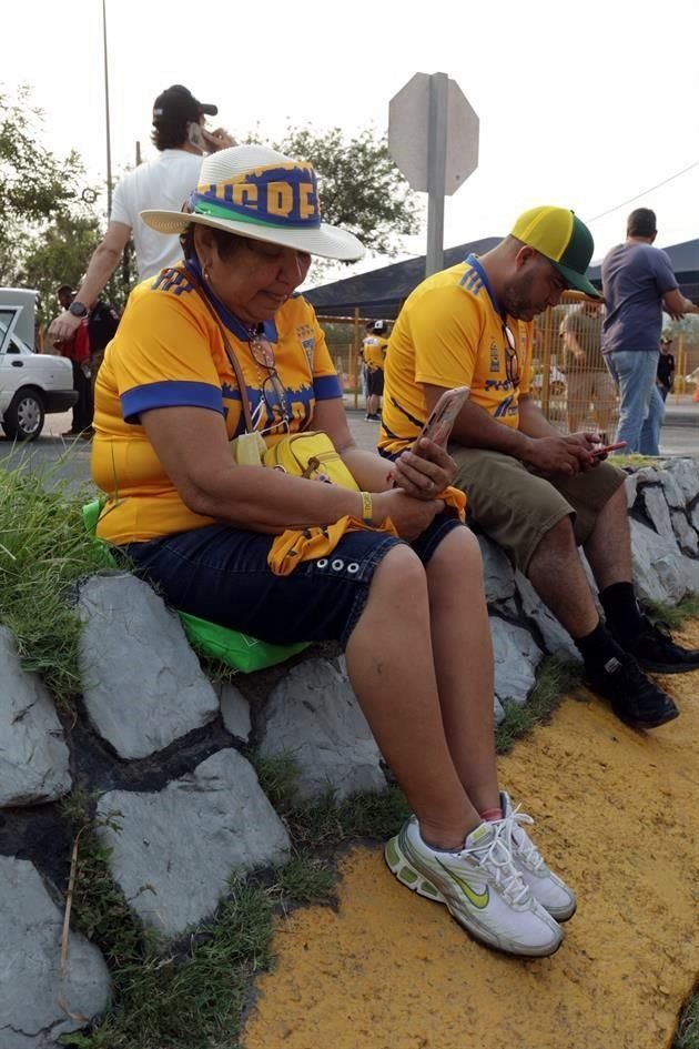 Los primeros aficionados de Tigres en llegar al Uni confían en que habrá remontada del equipo regio.