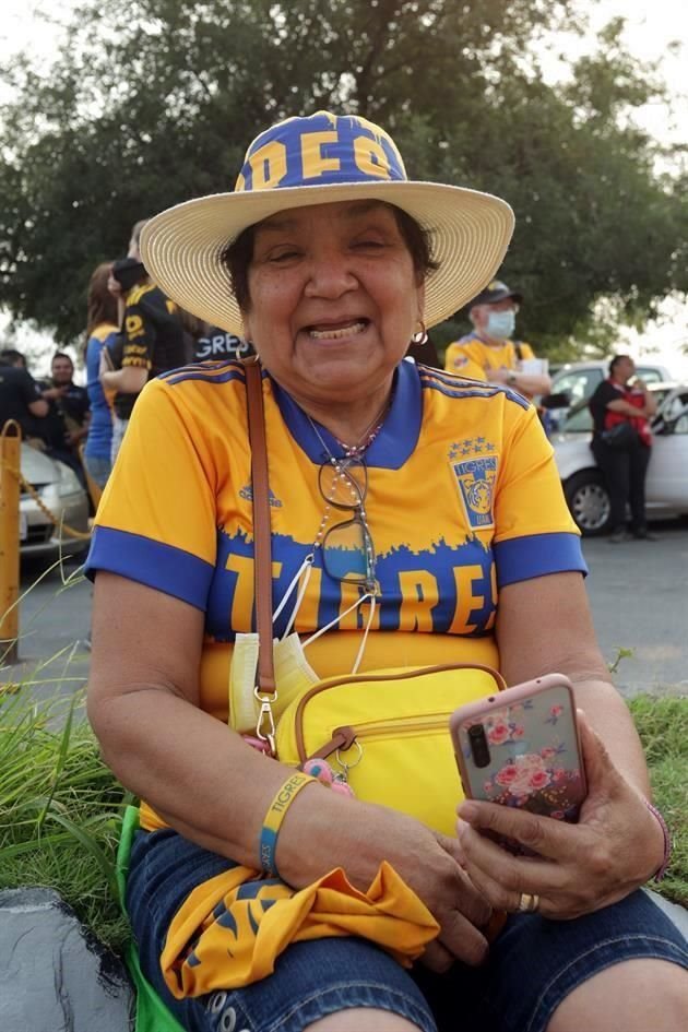 Los primeros aficionados de Tigres en llegar al Uni confían en que habrá remontada del equipo regio.