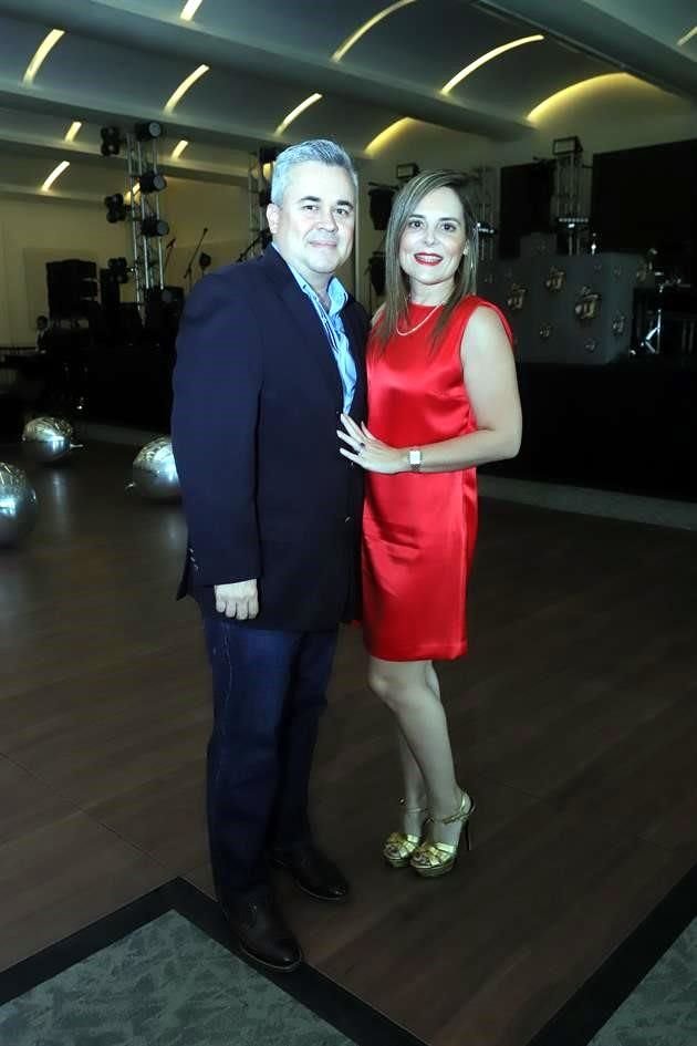 Adrián de la Garza y Daniela Villarreal de De la Garza