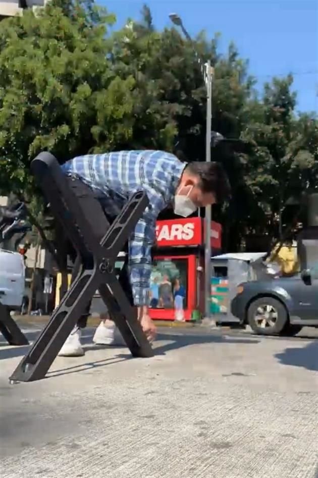 El ciclista Mauricio García mostró en un video, grabado afuera de la estación de Metrobús José María Velasco de la Línea 1, que los espacios en forma de cruz carecen de seguridad.