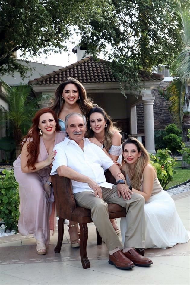 José Antonio Elizondo Garza con Dayana Elizondo de Escareño, Ileana Elizondo Zambrano, Andrea Elizondo de Amaya y Ana Sofía Elizondo Zambrano