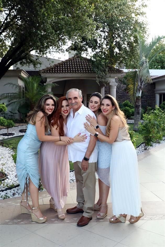 José Antonio Elizondo Garza con Dayana Elizondo de Escareño, Ileana Elizondo Zambrano, Andrea Elizondo de Amaya y Ana Sofía Elizondo Zambrano