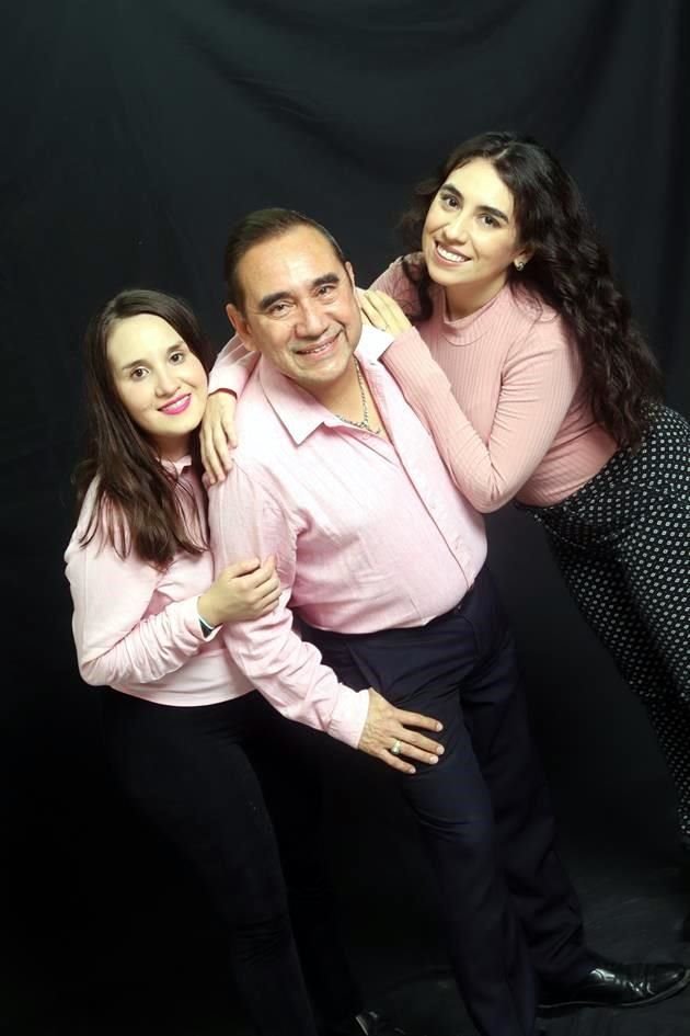 Rodolfo Moreno Rodríguez con Stephany y Esmeralda Moreno