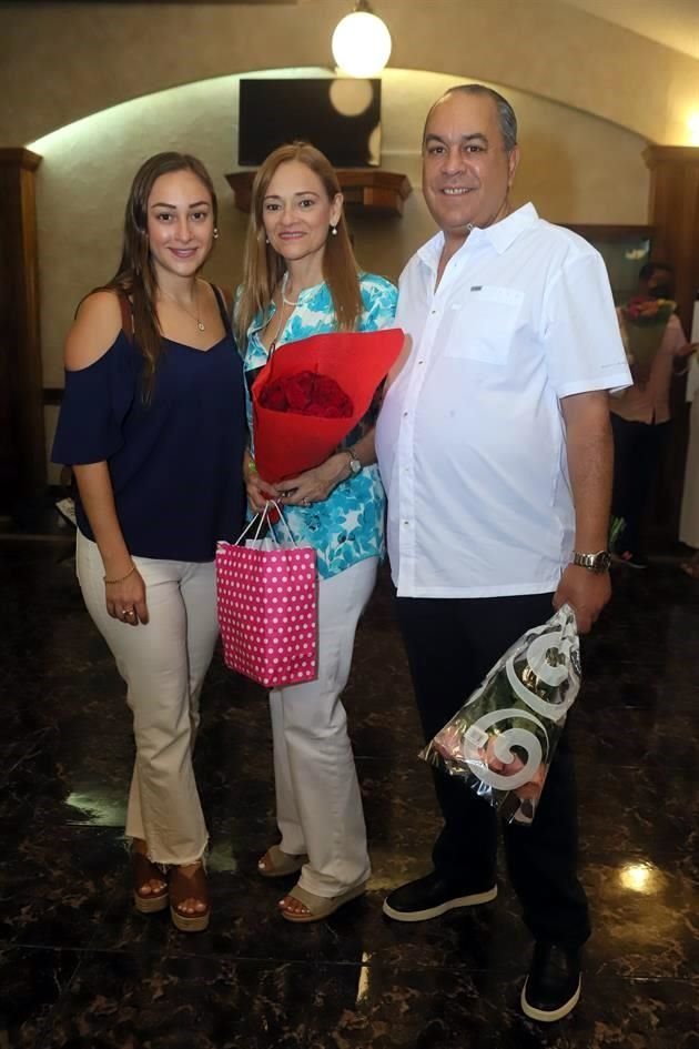 Amparo Salinas, Amparo Julián y Horacio Salinas