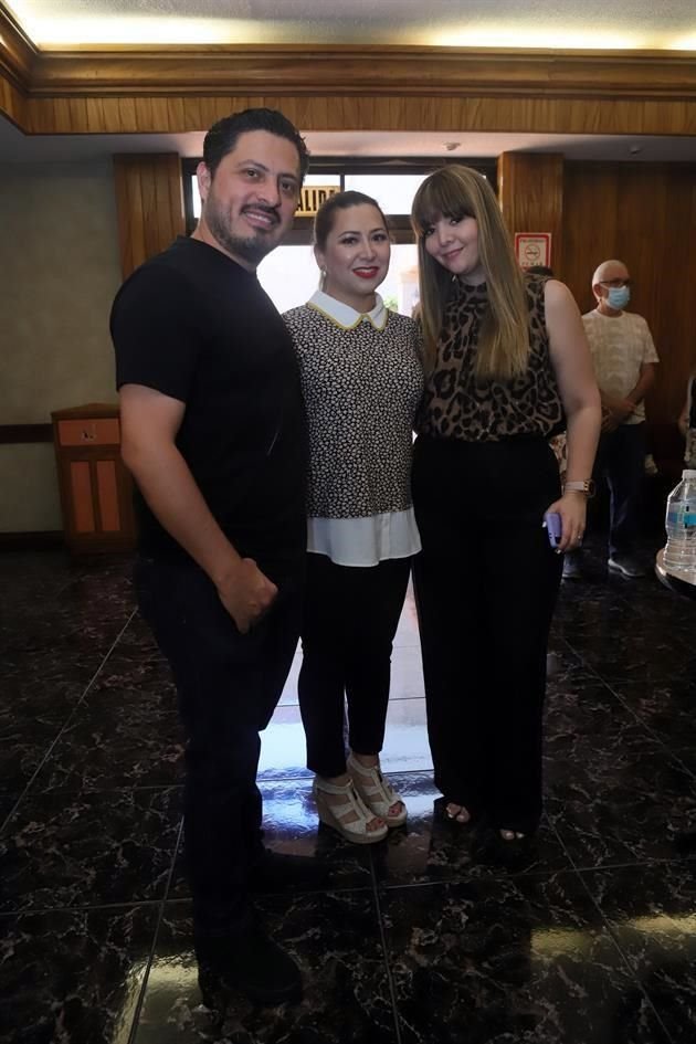 Jorge Briseño, Yadira Torres y Cinthia Elizondo de Hernández
