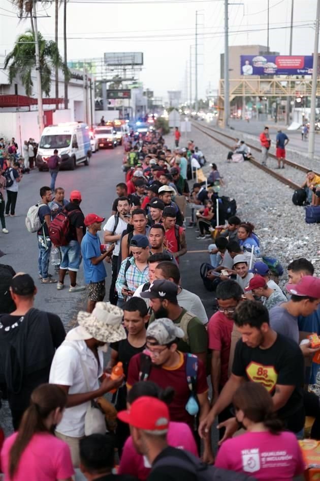 Mientras que otro grupo más numeroso de migrantes, que aglomera más de 400 personas, se desplaza con dirección al poniente por avenidas como Colón, Fleteros y Díaz Ordaz.