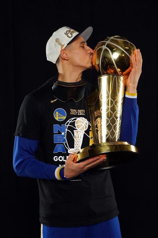 Toscano es el primer mexicano en levantar el trofeo de campeón de la NBA.