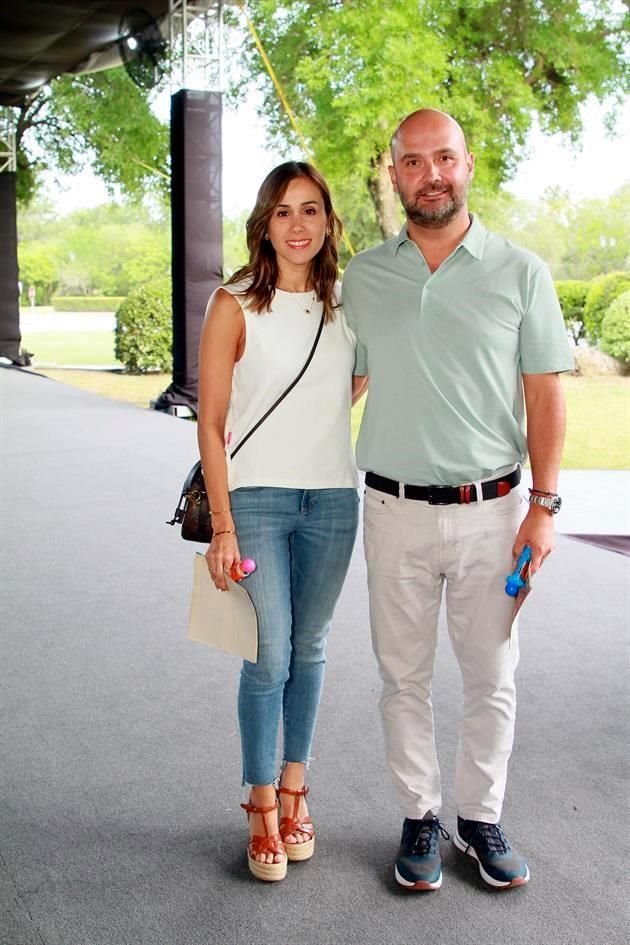 Érika de Pineda y Carlos Pineda
