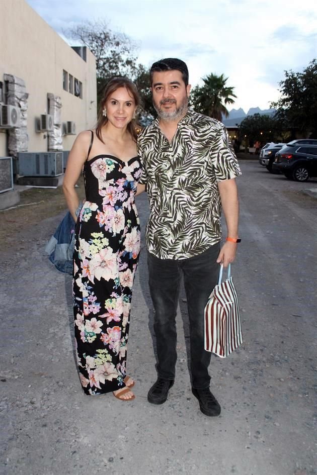 Liz Flores y César González