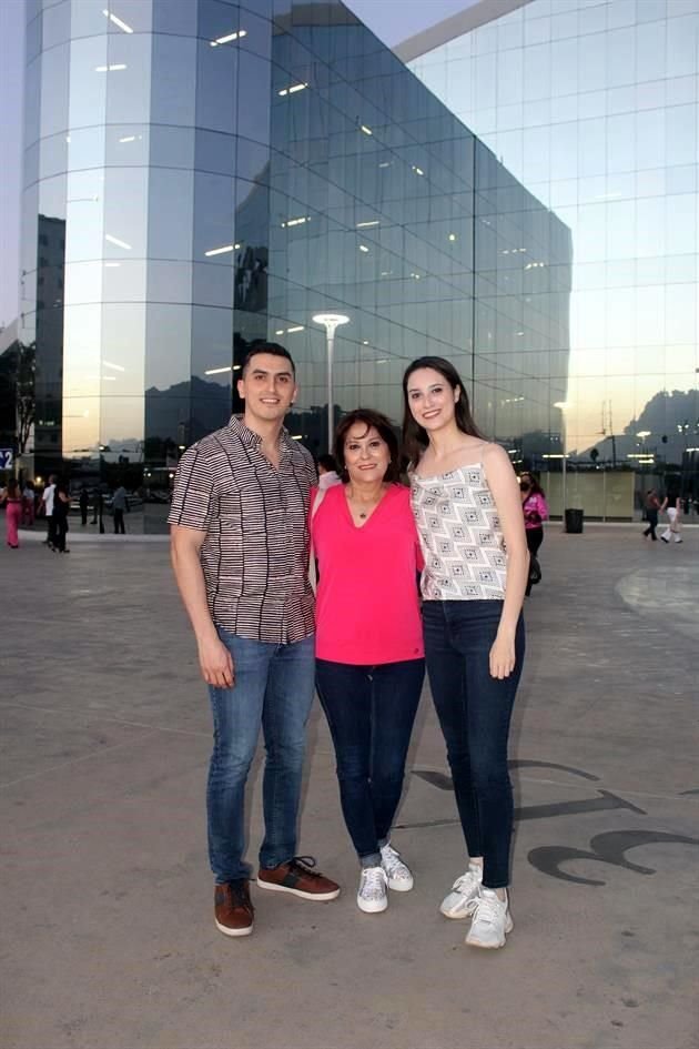 Fernando Morales, Laura Wong y Diana Laura Morales