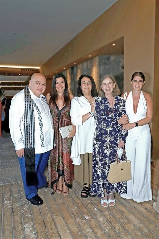 Lázaro Azar, Loreina Canavati, Consuelo Sáizar, Julia de la Fuente y María Scherer