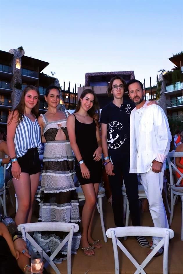 Cassandra Flores, Paulina Madrazo, Anyk Madrazo, Axel Madrazo y Oscar Madrazo