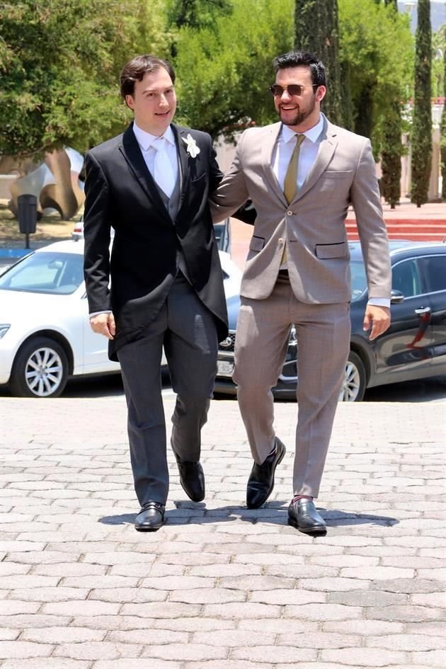 Armando Guerra con el novio.