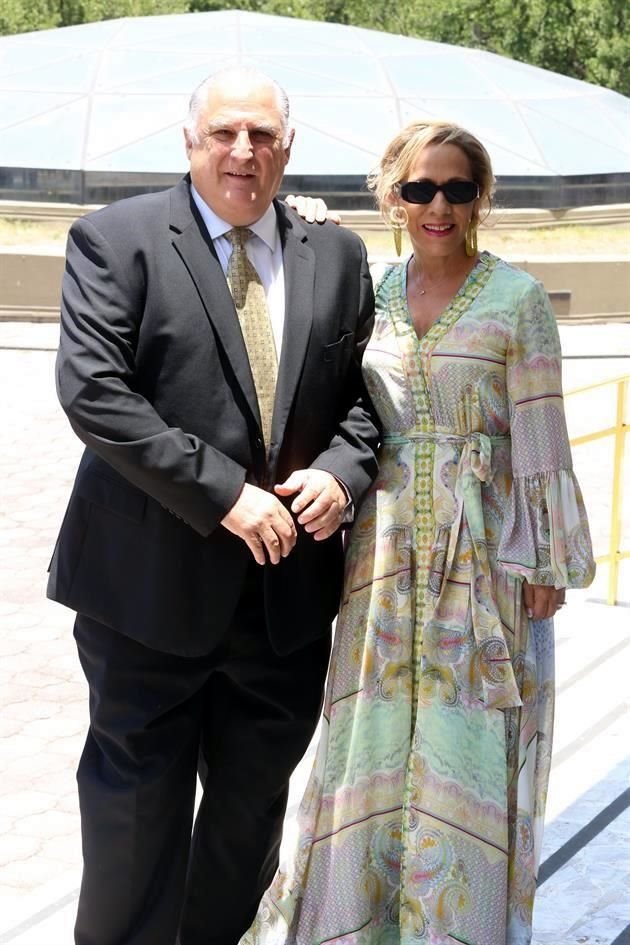 Alejandro Maiz y Gina Manautou de Maiz