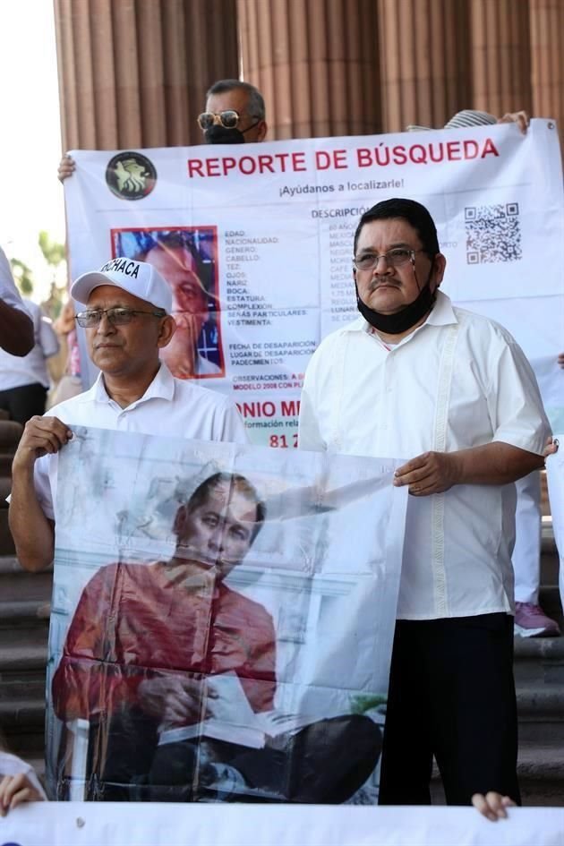 Familiares de los desaparecidos José Menchaca y Marcelino Perez, marchan por el primer cuadro de la ciudad para exigir su localización.