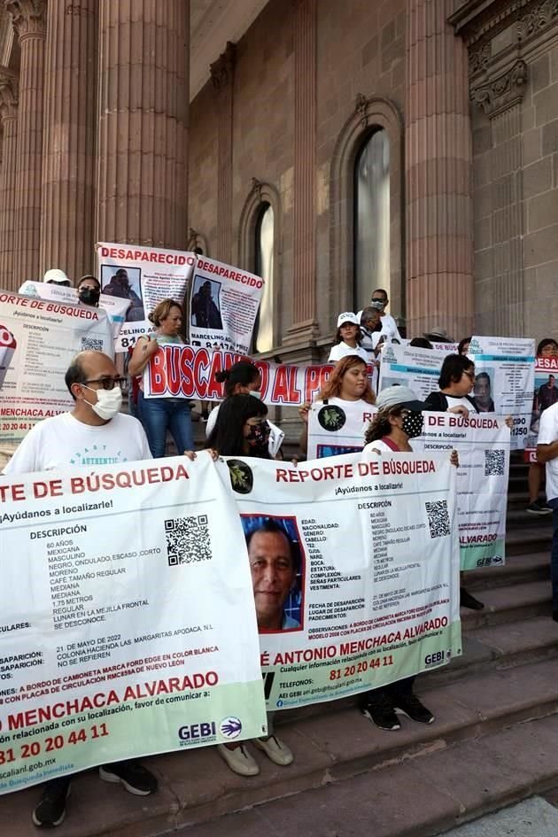 Familiares de los desaparecidos José Menchaca y Marcelino Perez, marchan por el primer cuadro de la ciudad para exigir su localización.