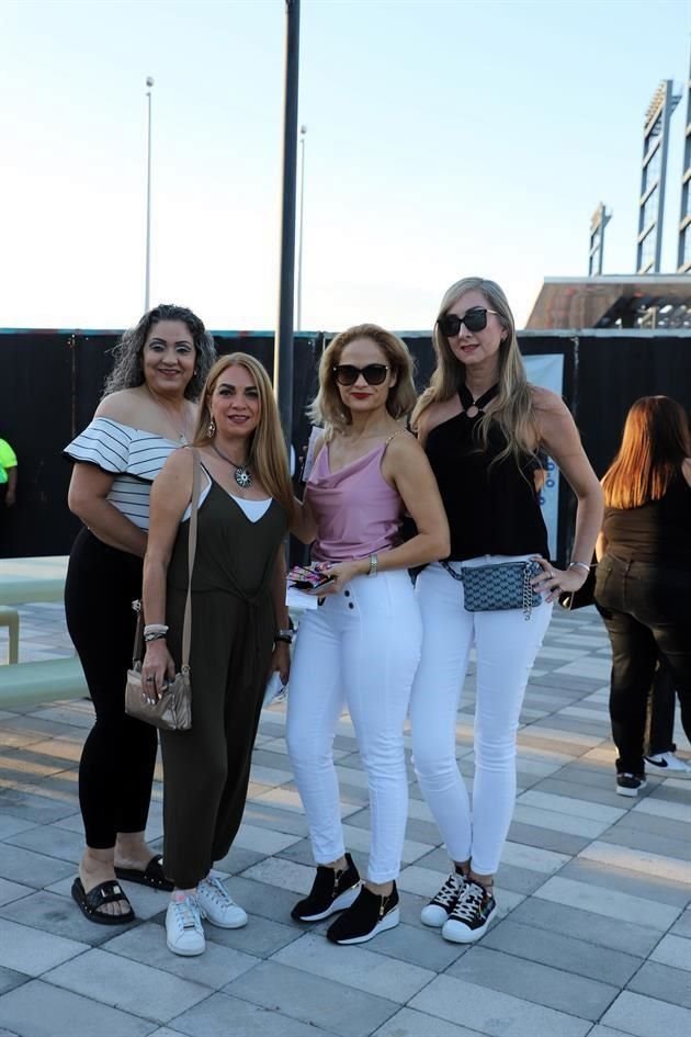 Claudia Vega, Maribel Galindo, Adriana Vega y Tania Galindo