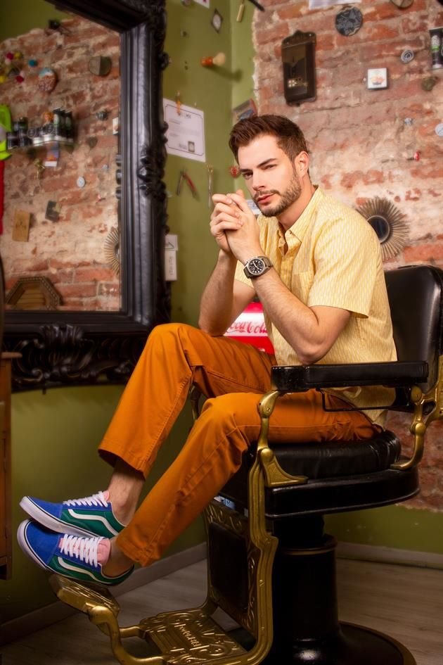 Camisa amarilla con motivos geométricos, de Dockers. Pantalón y sneakers, de Vans. Reloj, de Hamilton