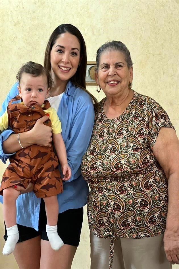 Adrián Hernández Cortés, Gabriela Cortés de Hernández y Sra. Mary Cortés