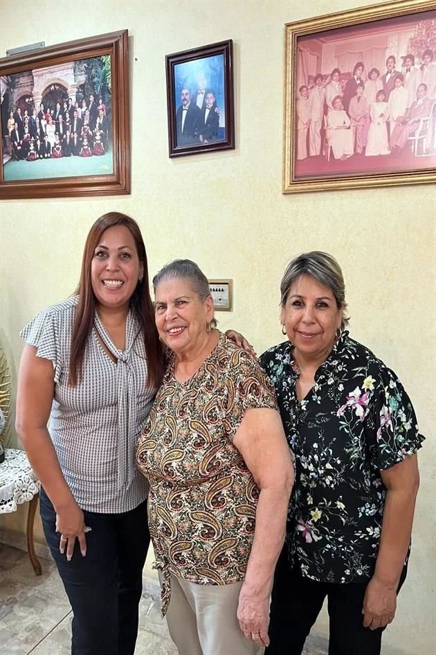 Adrián Hernández Cortés, Gabriela Cortés de Hernández y Sra. Mary Cortés