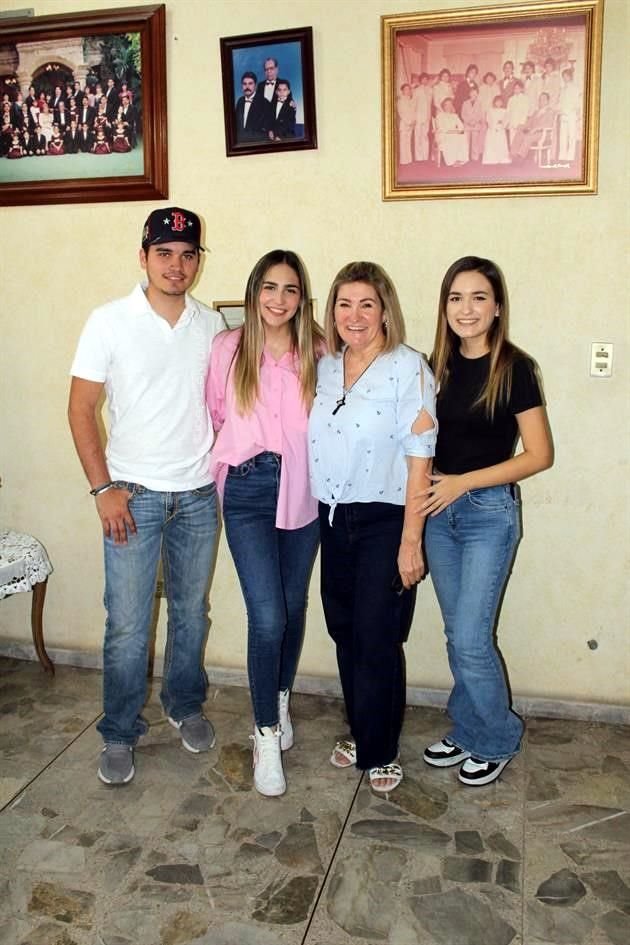Eduardo Cortés Cavazos, Mariana Cortés Cavazos, Andrea Cortés Cavazos y Linda Cavazos de Cortés