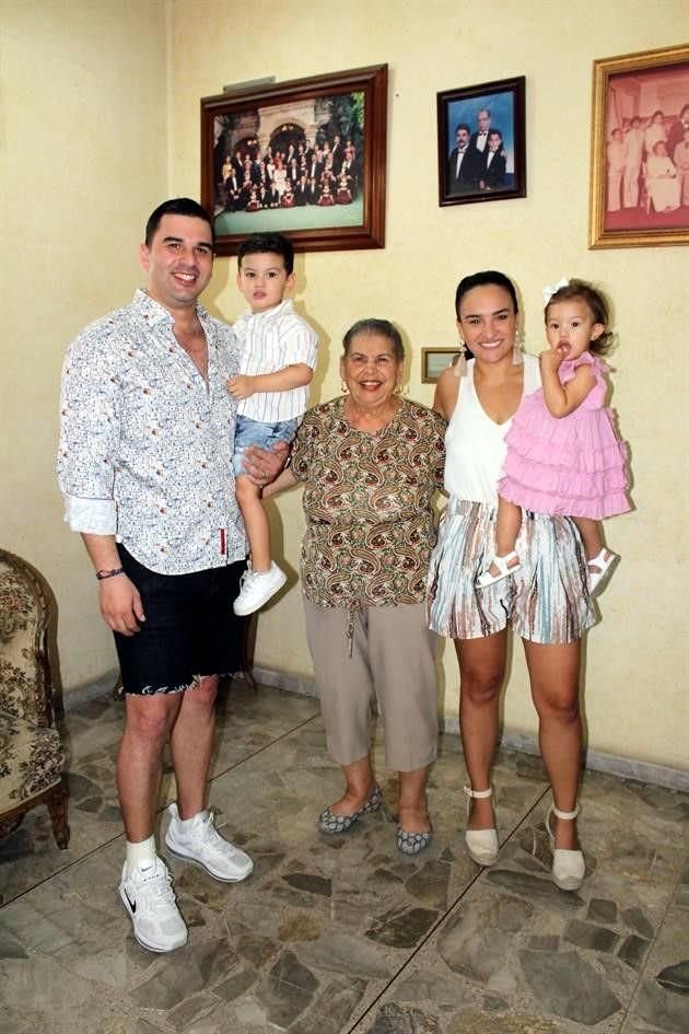 Miguel Ángel Cortés Elizondo, Miguel Ángel Cortés Guereca, María de Jesús González de Cortés, Ale Guereca de Cortés y María Paula Cortes Cortés