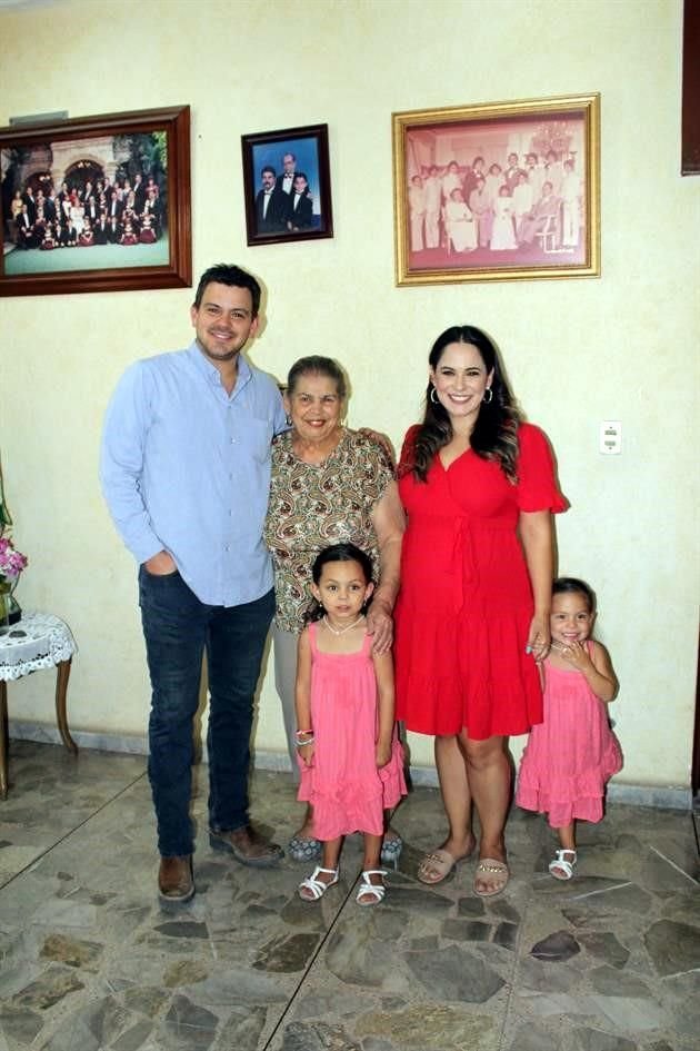 Carlos Fernández Cuellar, Sra. Mary Cortés, Ana Victoria Fernández Cortés, María Eugenia Cortés Garza y Eugenia Fernández Cortés