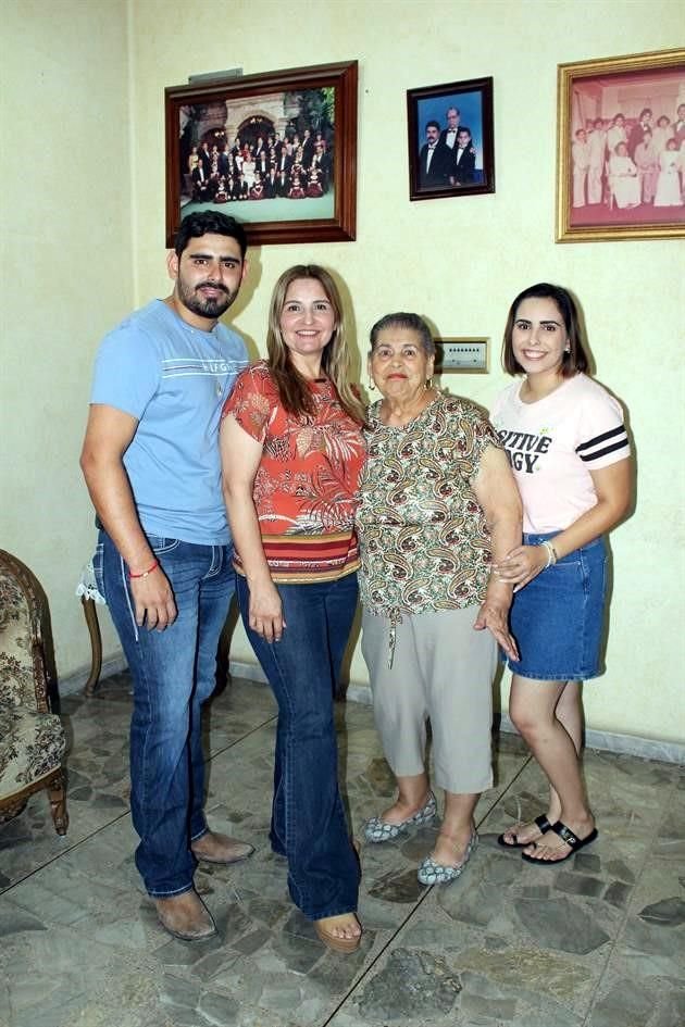 Lino Cortés Treviño, Paulina Treviño Salazar, Sra. Mary de Cortés y Priscila Cortés Treviño
