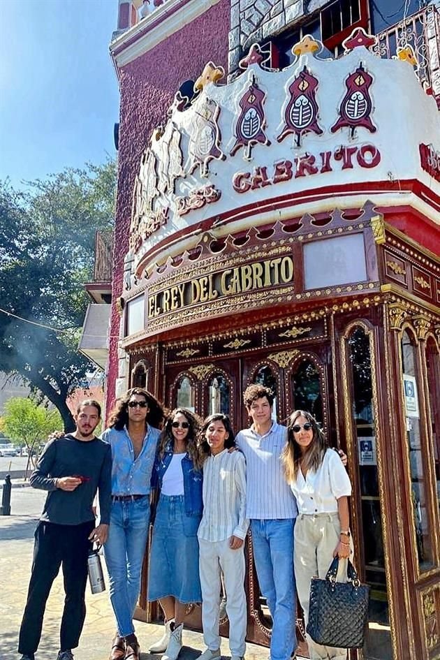 Durante su estancia fue a comer cabrito, uno de sus platillos regios favoritos, acompañado de su hermana Emilia y amigos.