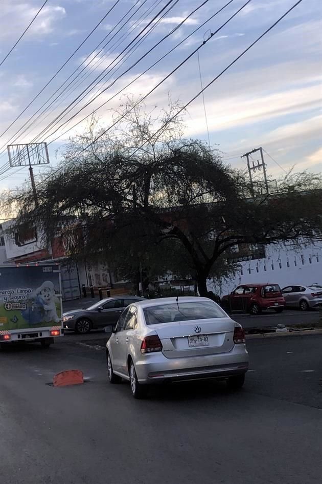 En Avenida Paseo de los Leones, a la altura de la Rotonda de las Casas, hay un registro abierto, con un trafitambo como solución provisional.