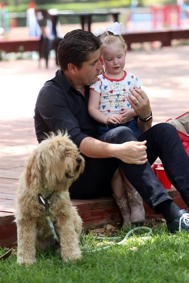 Hernando Cárdenas y Annie Cárdenas con su mascota Bella