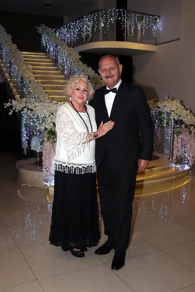 Mireya Núñez de Garza y Erasmo Garza