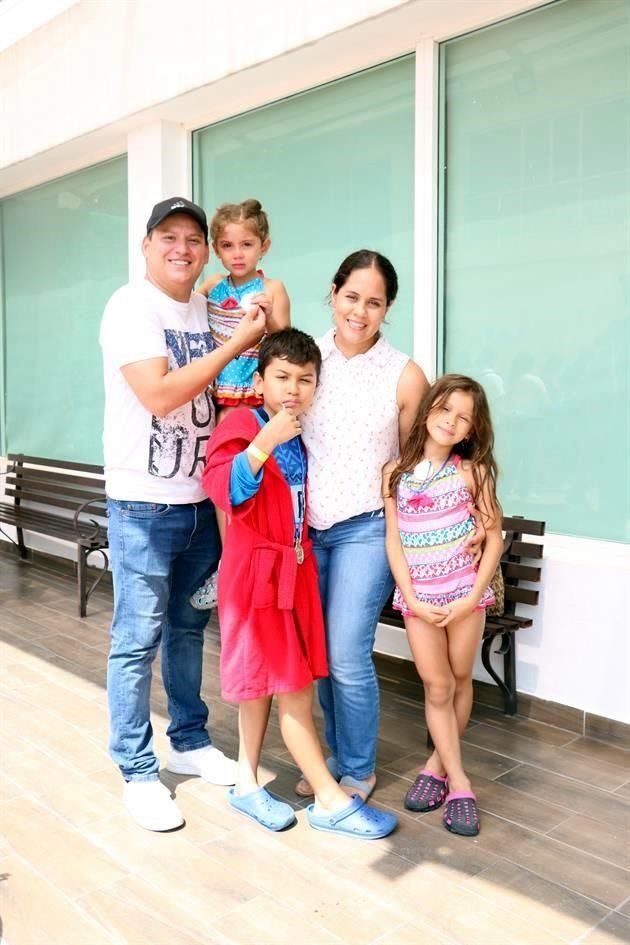 Ricardo Torres,  RenataTorres, Lucero Cadena, Patricio y Andrea Torres