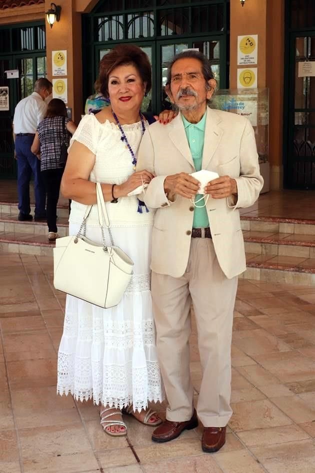 Susana Flores de González y Ramiro González
