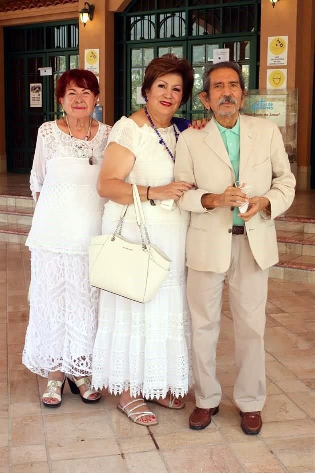 Yolanda Flores, la cumpleañera y Ramiro González
