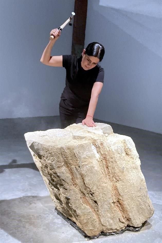 La artista Gina Arizpe cuestiona en su obra la explotación laboral y la desigualdad social.