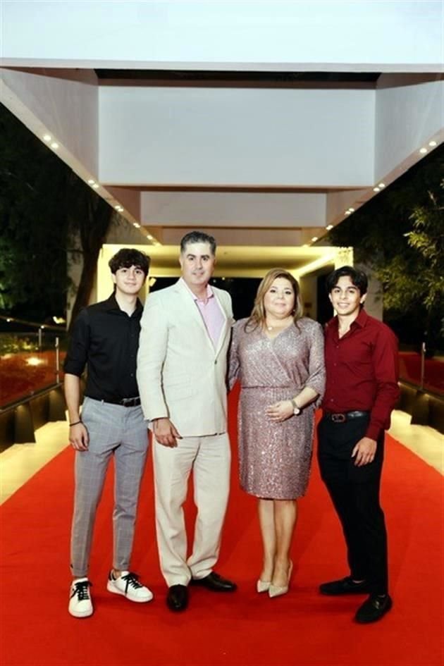 CON SU HIJO Y NIETOS Saúl Sifuentes Elizalde, Saúl Sifuentes Palacios, Lili Elizalde, Chalita de Sifuentes y Emiliano Sifuentes Elizalde