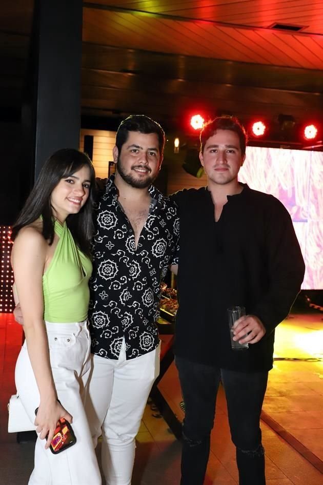 Mónica Lozano, César Cenoz y Alex Carbajal