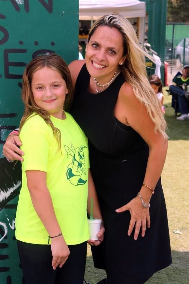 Dominica Aróstegui y Gaby Izquierdo