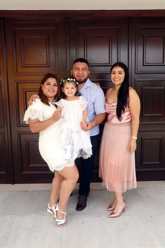 Karen Gabriela Loya Barba, Ximena Martínez Loya, Noel Torres y Olga López