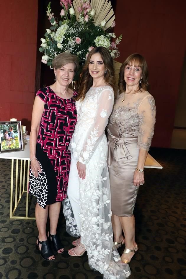 Leigh Leslie, la novia y Minnys Lozano de Karcz
