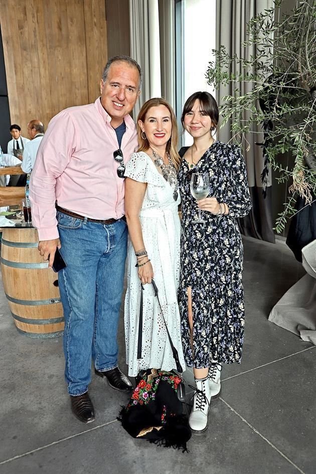 Francisco Salazar, Alejandra García de Salazar y Alana Salazar